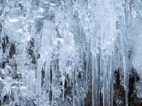 Detailaufnahme einer Eiszapfen Gruppe an Bachkaskade